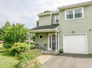 14 Stirrup Dr, East Greenbush, NY 12061