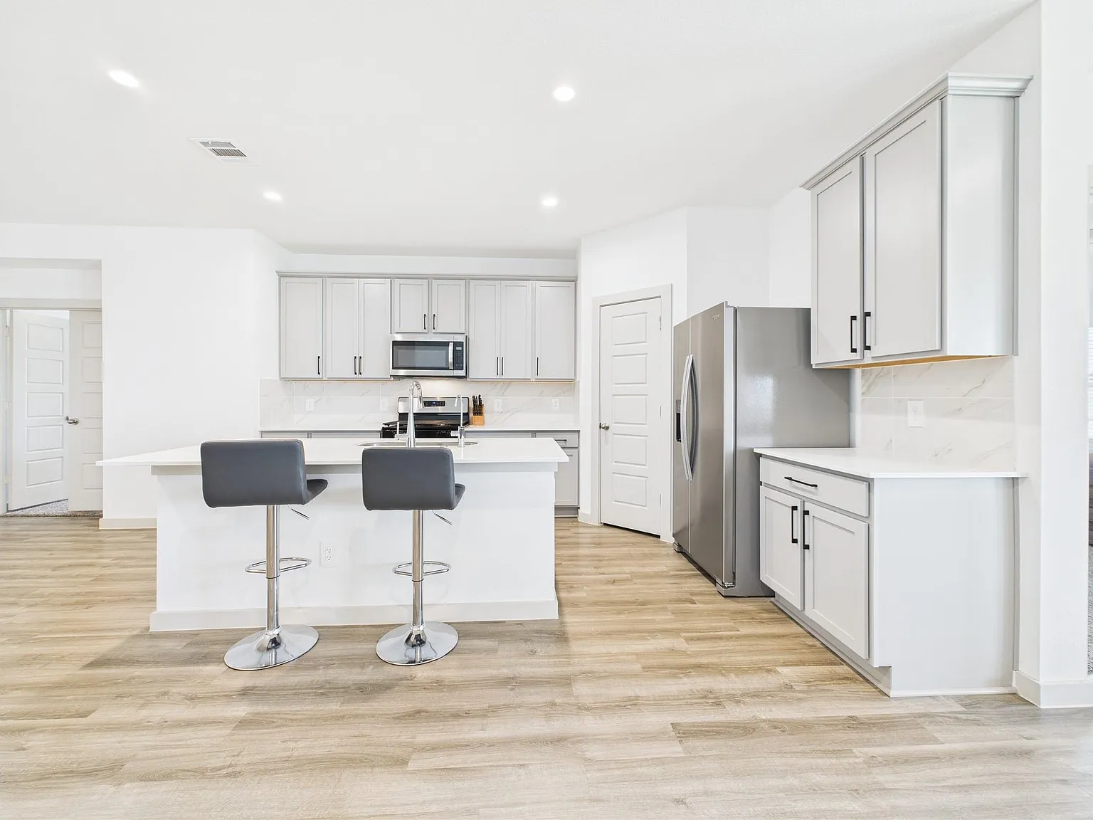 4 bed, 3.0 bath, 2261 sqft, $2,500 — Photo 3