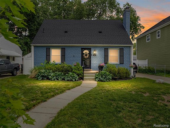2nd image of 1944 Cummings Ave