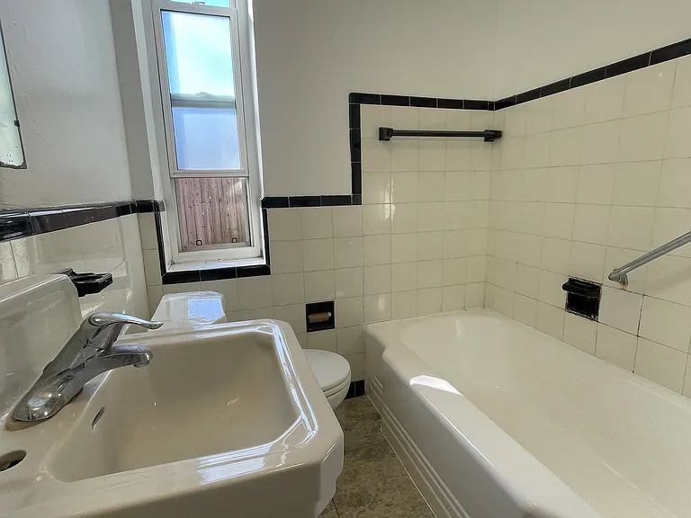 2407 Lake Shore Blvd W #4 — Photo 6