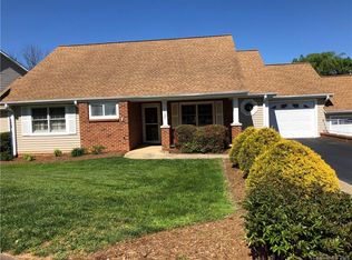 1027 Saddlebrook Dr, Hendersonville, NC 28739