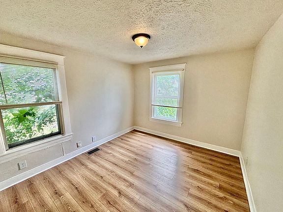 5th image of 3911 Larkwood Ave