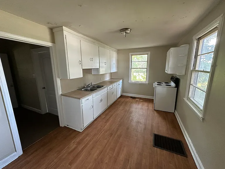 950 University Dr — Photo 4