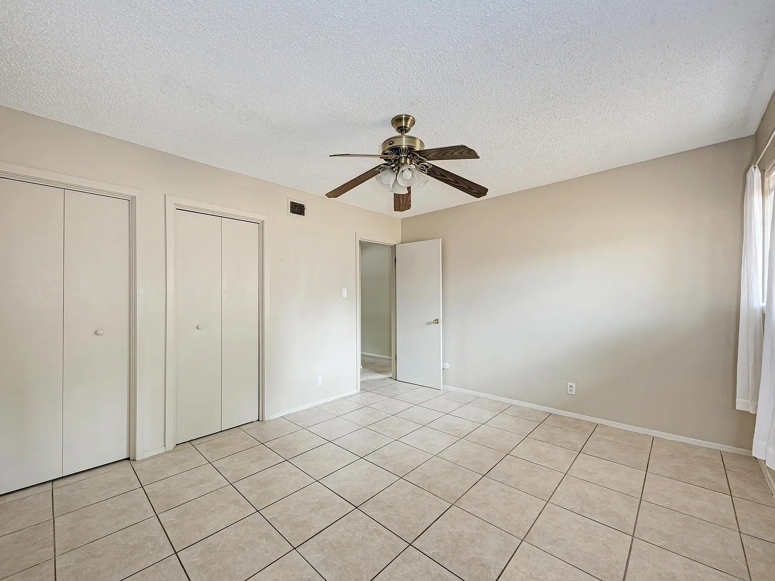 2 bed, 1.0 bath, 1760 sqft, $1,500 — Photo 3