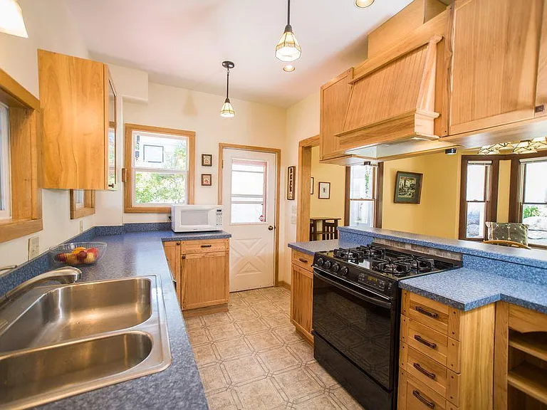 304 Skyles Pl — Photo 7