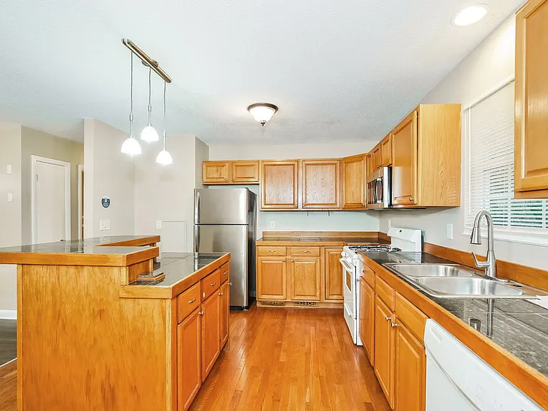 4407 Cornell Ave — Photo 10