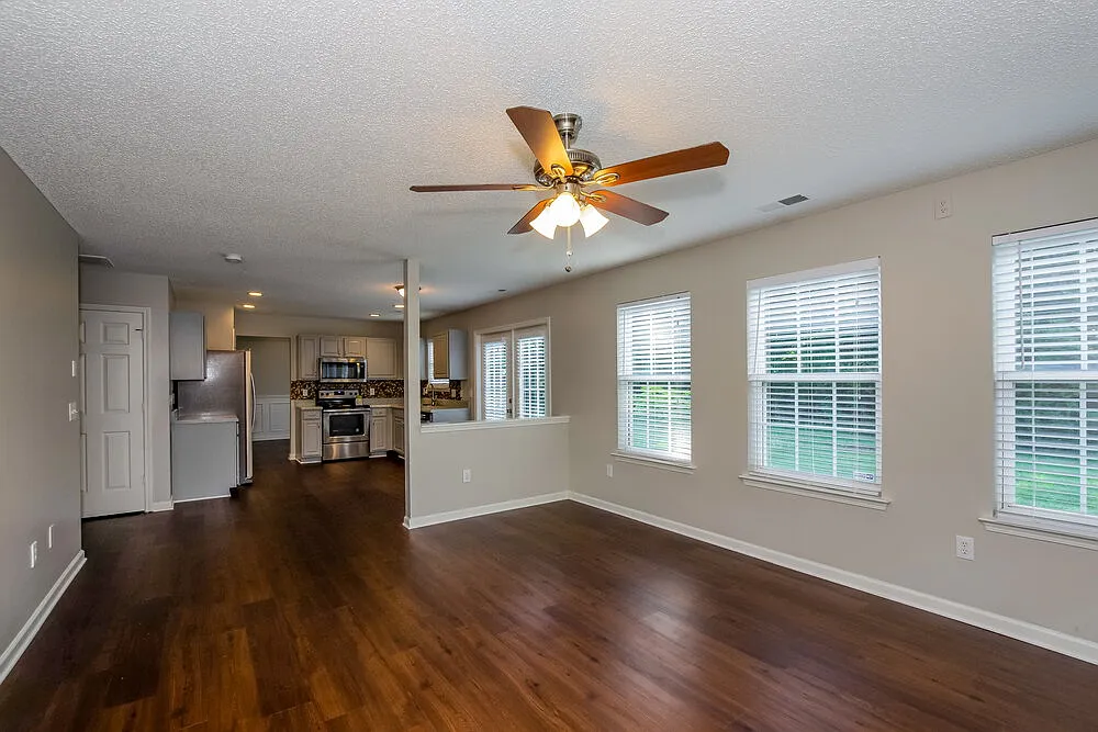 4 bed, 2.5 bath, 2281 sqft, $2,290 — Photo 4