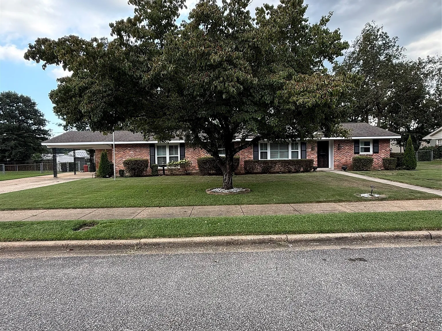3 bed, 2.0 bath, 1605 sqft, $1,450 — Photo 2