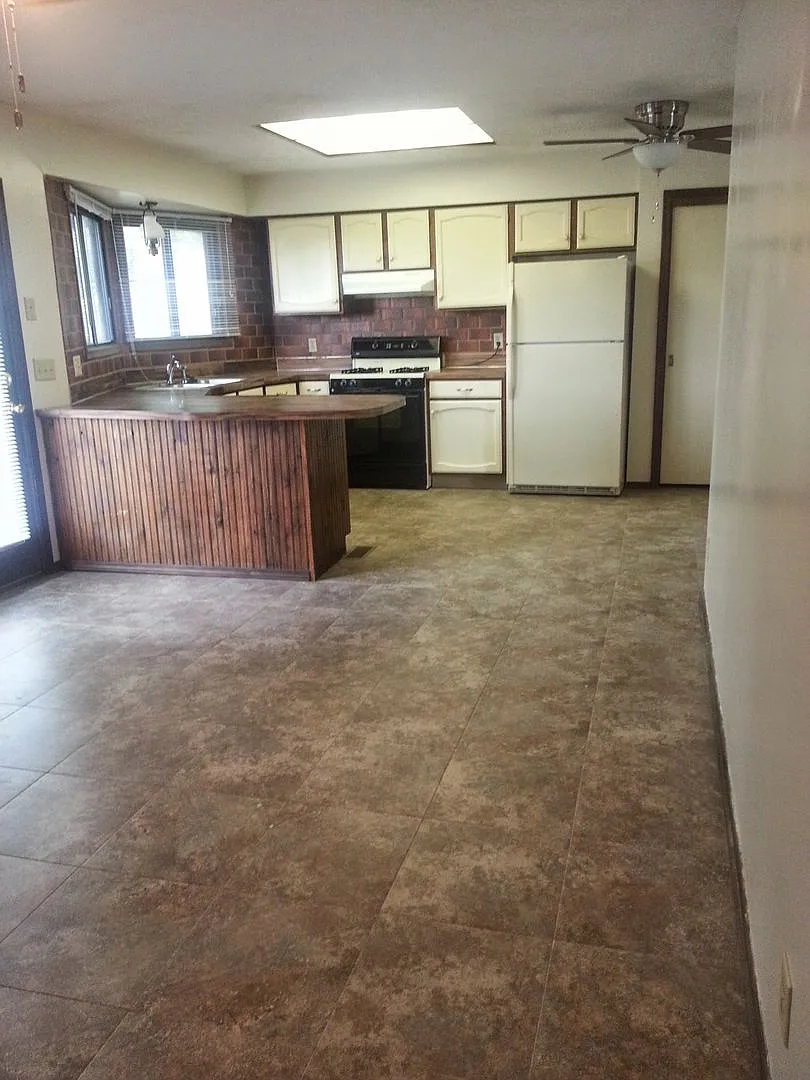 707 W Burt Street — Photo 4