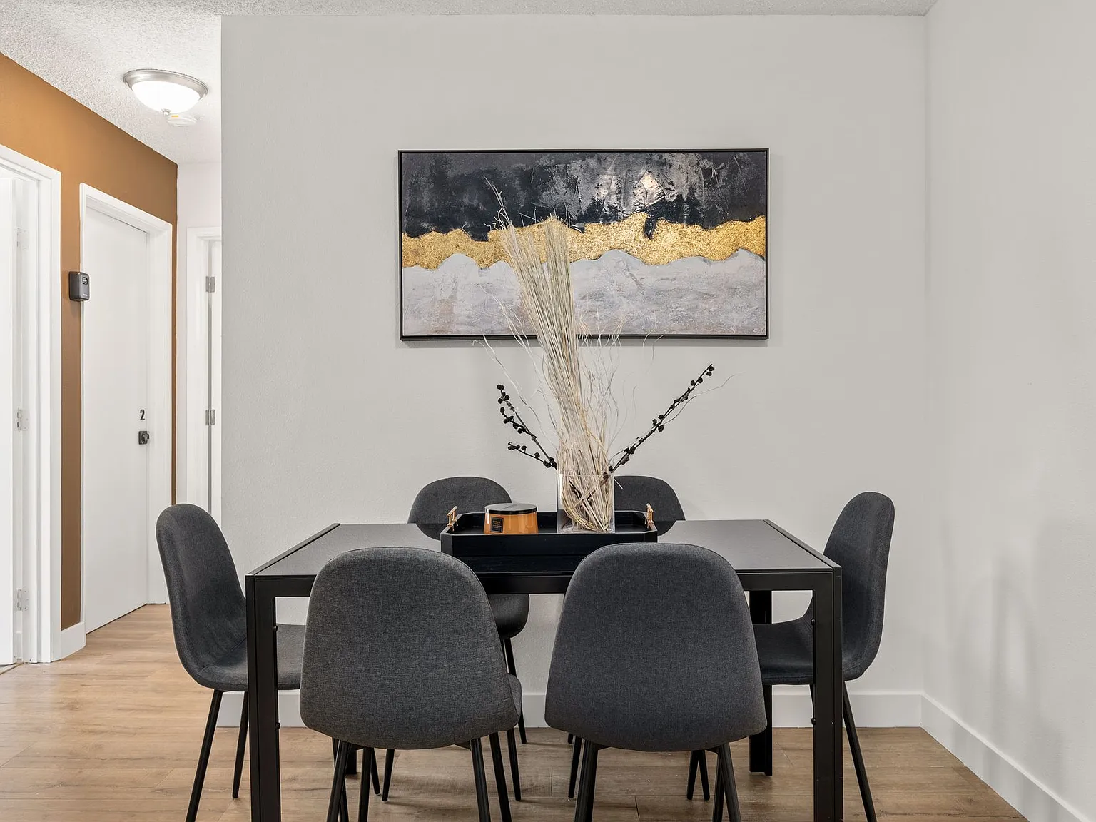 A 6 bedroom, 3 bathroom apartment with a dining/living room & a fully functional kitchen at 1700 ... — Photo 3