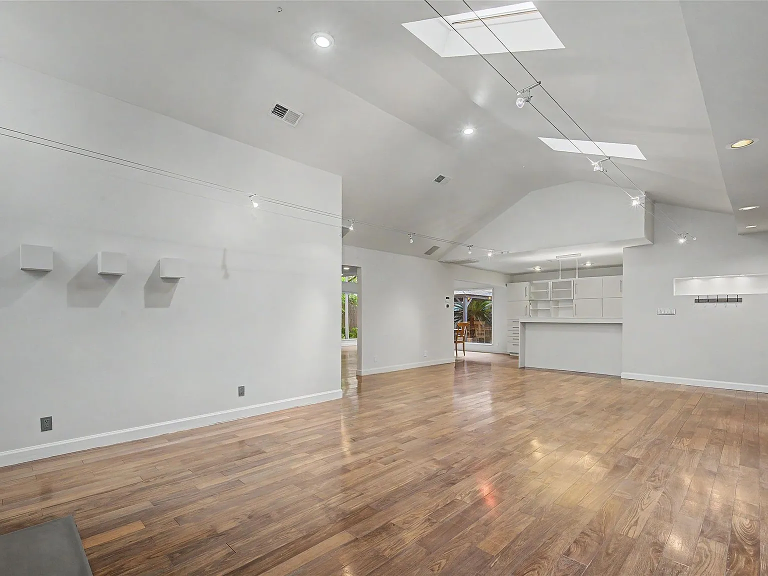 5 bed, 4.5 bath, 2937 sqft, $4,995 — Photo 3