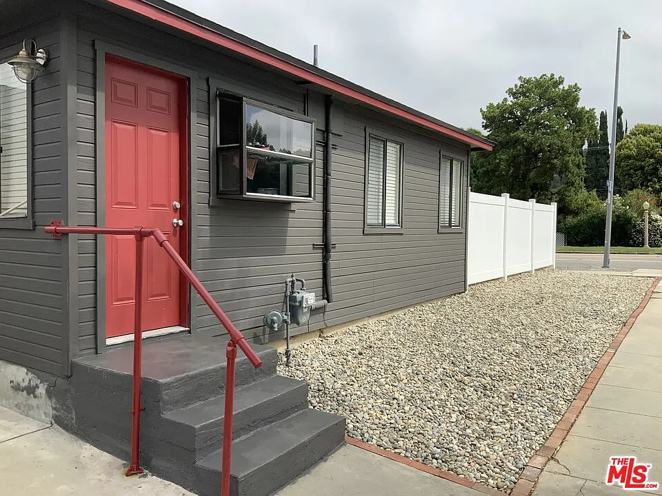 2 bed, 1.0 bath, 900 sqft, $3,000 — Photo 2