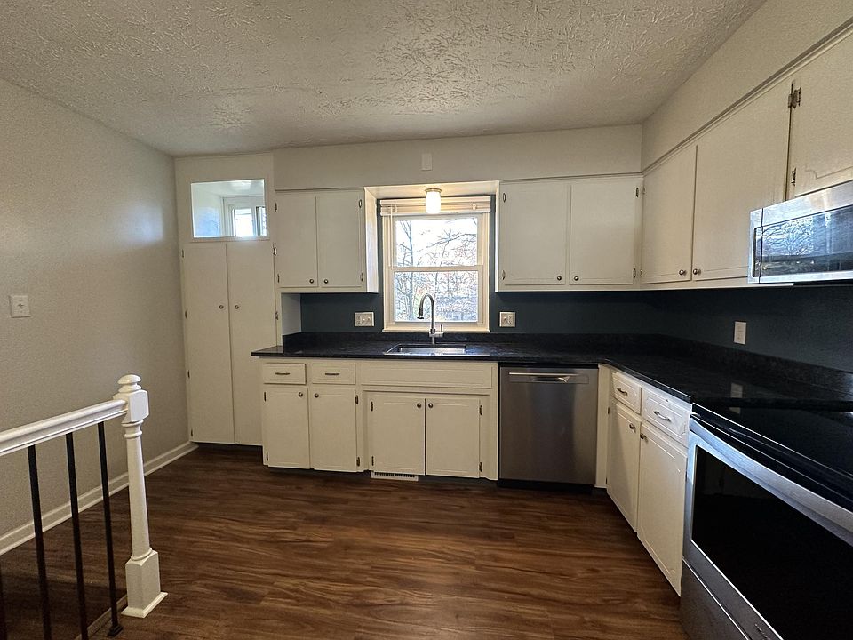 Additional photo of the kitchen.