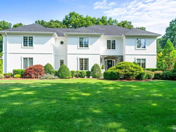 382 Lavelle Ct, Wyckoff, NJ 07481