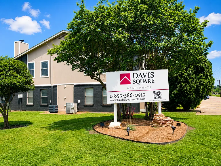 Davis Square Apartments — Photo 3