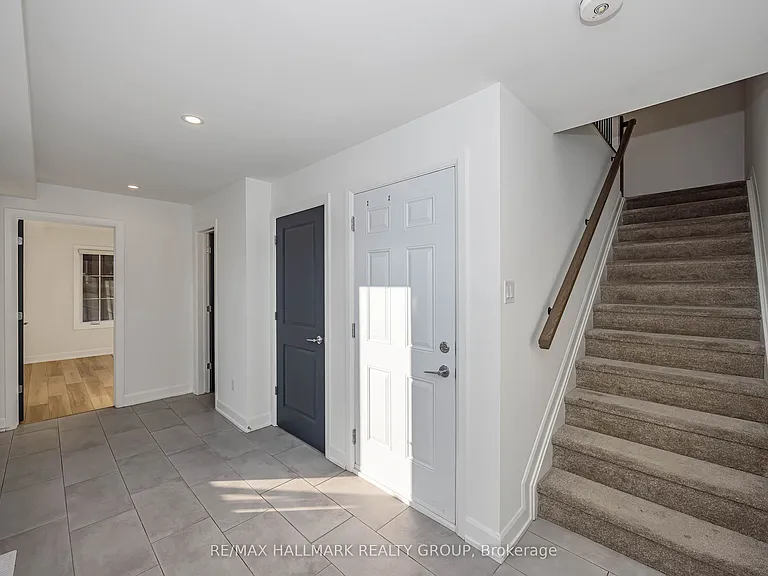 422 Rolling Meadow Cres — Photo 9