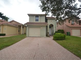 10692 NW 7th St, Hollywood, FL 33026