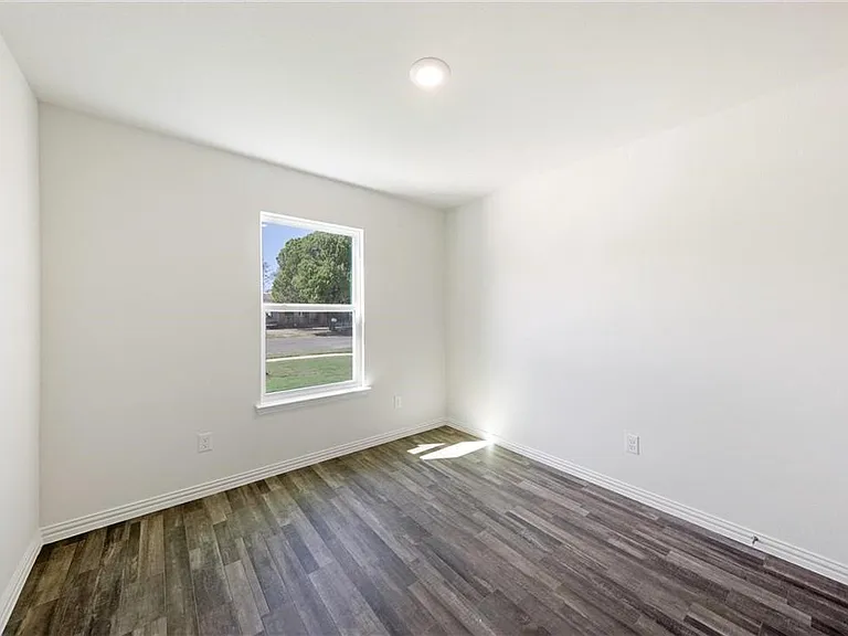 1005 Dawson St — Photo 4