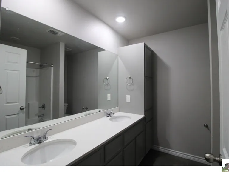 300 Lowes Blvd #B — Photo 6