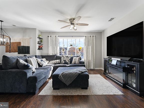 4th image of 248 Mizzen Ave