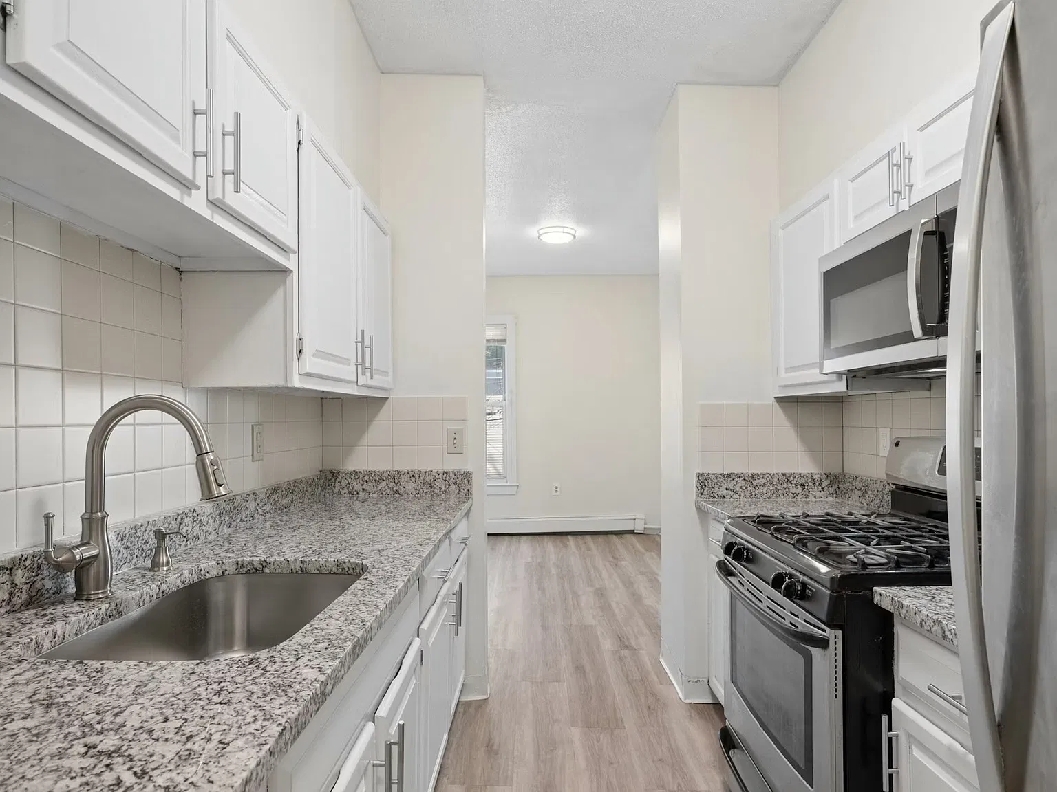 4 bed, 1.5 bath, 1151 sqft, $3,900 — Photo 2