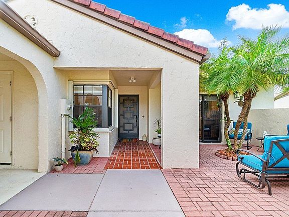 3rd image of 5561 Parkwalk Circle E