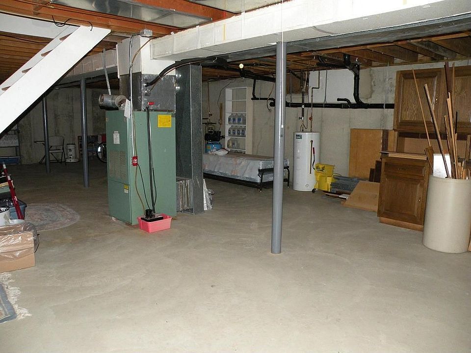 full dry unfished basement with poured foundation