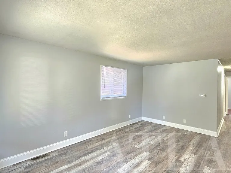 809 Hobart St — Photo 5