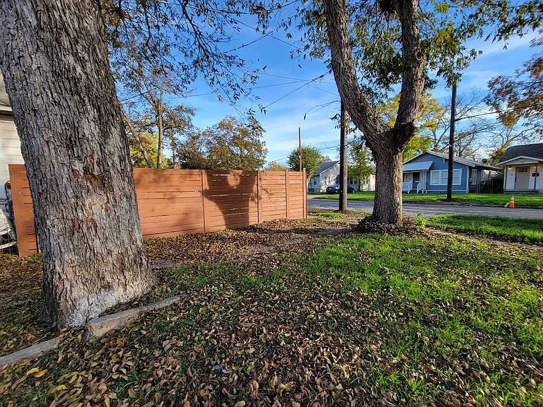 1111 Gibbs — Photo 17