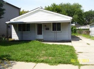 27209 Pinewood St, Roseville, MI 48066