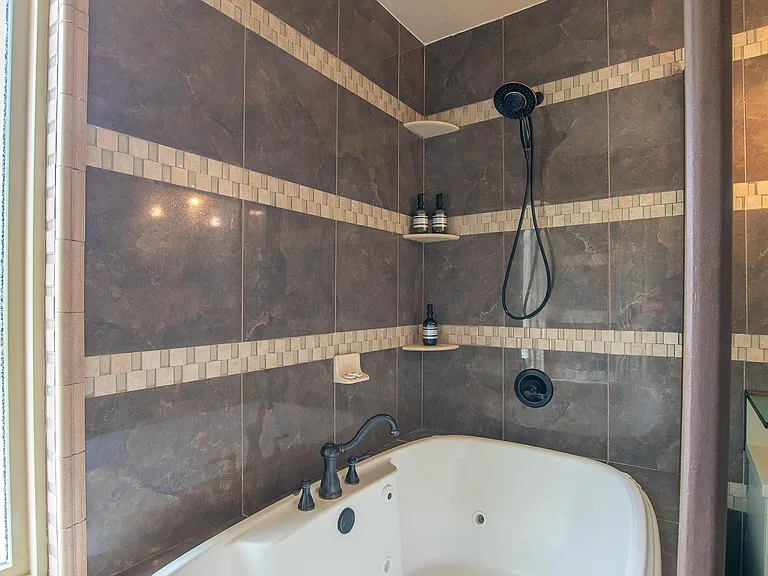 3631 Seguin Dr — Photo 21