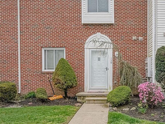 2nd image of 134 Yorktown Blvd
