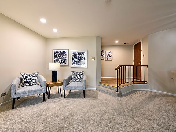 5th image of 908 Surrey Dr APT 2B