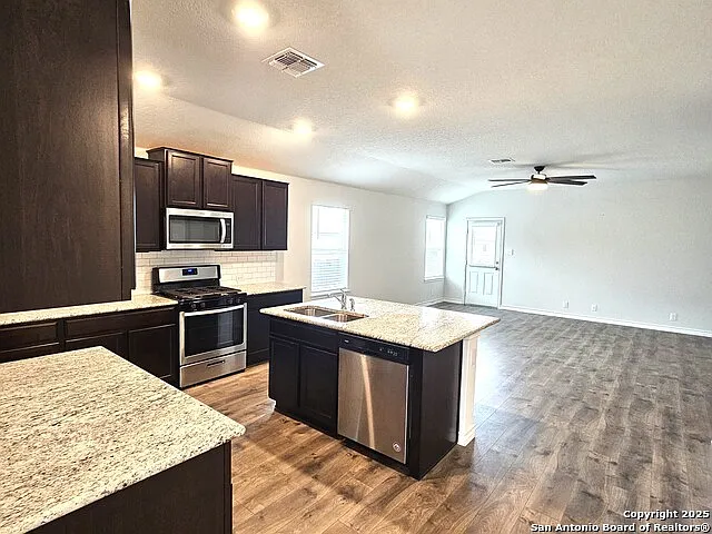 3 bed, 2.0 bath, 1651 sqft, $1,995 — Photo 3