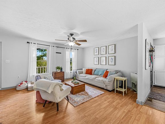 5th image of 108 Lilac Dr