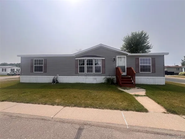 8304 Hidden Holw, Fenton, MI 48430