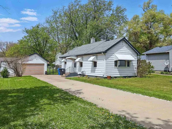 3303 40th St, Moline, IL 61265