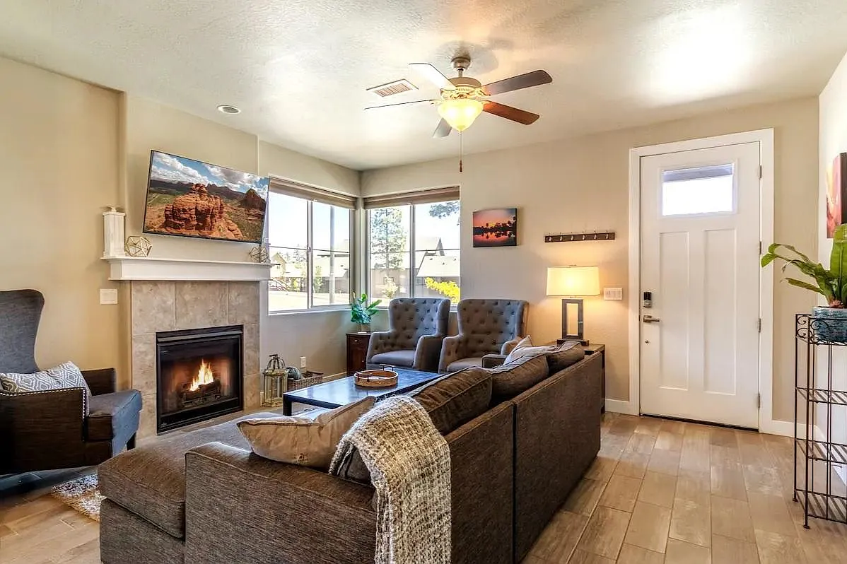 2556 W Clement Cir — Photo 3