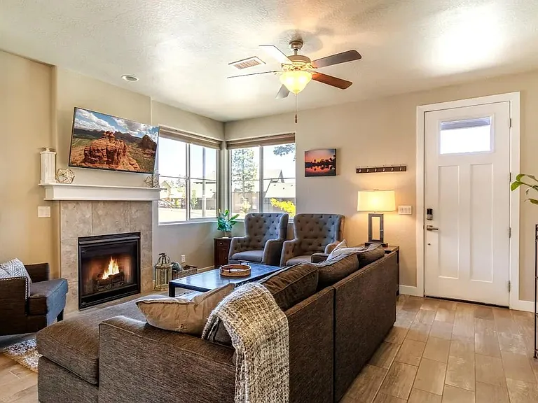 2556 W Clement Cir — Photo 3