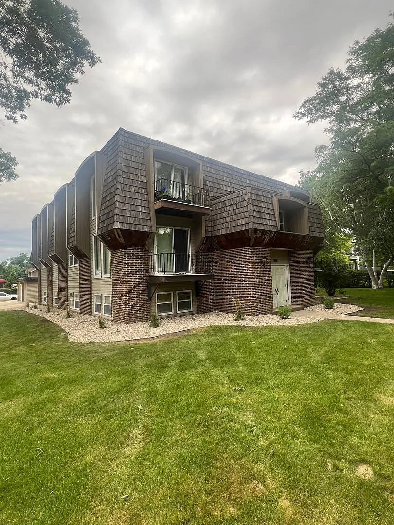 1105 Main Street North — Photo 1