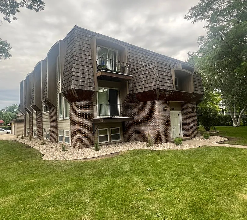 1105 N Main St