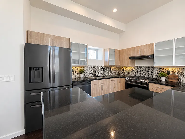 L1 - Modern kitchen with island bar and gas stove