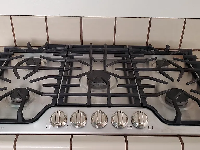Newer 5 burner gas cooktop.