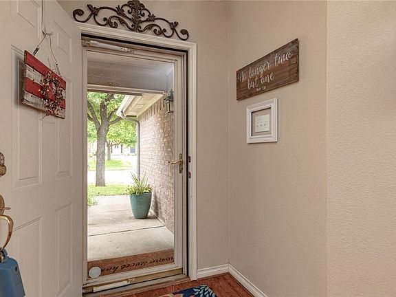 4th image of 3817 Park Oaks Ct