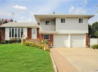 4 Wood Ct, Syosset, NY 11791