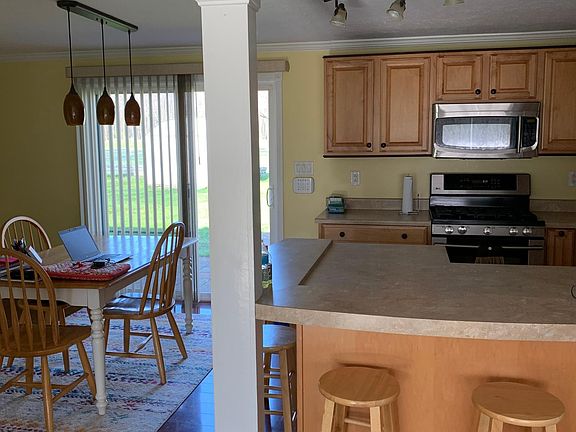 3rd image of 998 Eastlake Dr