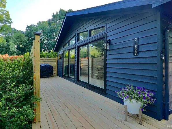 21827 Meridian Rd, Grosse Ile, MI 48138