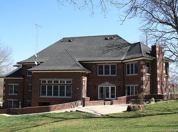5th image of 801 S Oakwood Dr