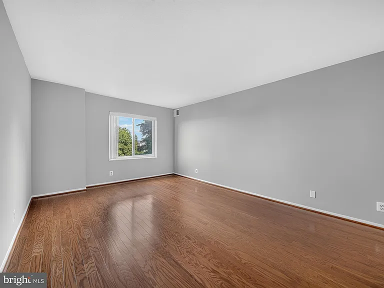 8350 Greensboro Dr #422 — Photo 11