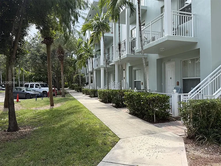 1333 SW 4th Ct #1333 — Photo 16